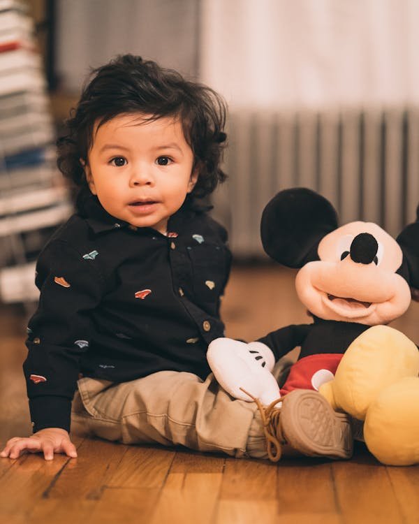 Doudou mickey : le cadeau incontournable pour votre bébé